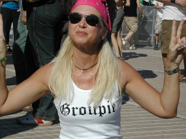 Žena s bielym tielkom Groupie, festival