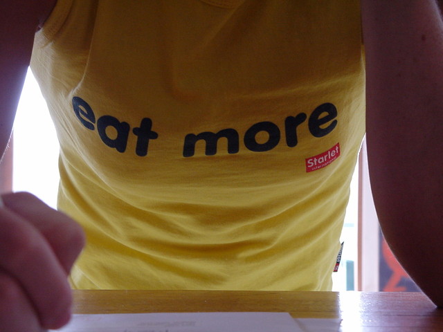Žlté tielko s nápisom Eat more