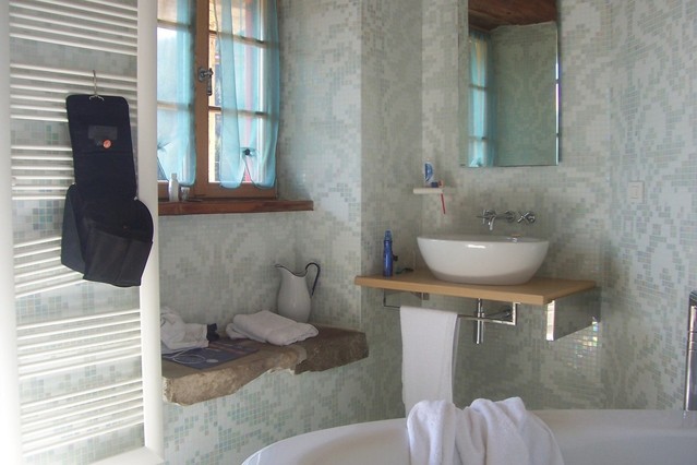 Kúpeľňa s okrúhlym umývadlo, oknom a radiátorom